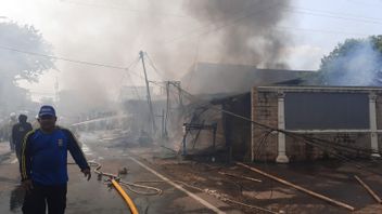 احترق 5 متاجر في بوندوك بامبو ، يشتبه في ماس كهربائي