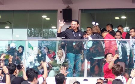 Momen Ahok Lempar 