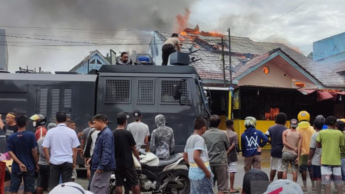 It's Too Late, Even Though The Police Use A Water Canon, The Fire Scorches The Shops And Houses Of Residents In East Manokwari