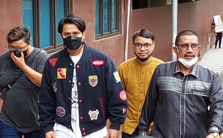 Billy Syahputra Tak Ingkar Janji, Pakai Jaket dan Masker Serba Hitam Siap Diperiksa Bareskrim di Kasus DNA Pro