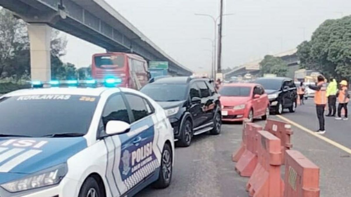 Lalu Lintas di Jalan Tol Jakarta-Cikampek Padat, Contraflow Diberlakukan Pagi Ini