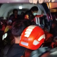 Tim SAR Evakuasi Jasad Korban Kebakaran Megamall Manado