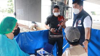 Kolong Toll Bridge West Jakarta地区的无家可归者开始接种疫苗