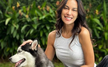 Penyayang Anjing, Simak 4 Foto Kebahagiaan Sophia Latjuba Saat Bersama Hewan Peliharaannya