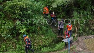 Cuaca Buruk, Tim SAR Evakuasi Jenazah ATR 42-500 Lewat Jalur Darat