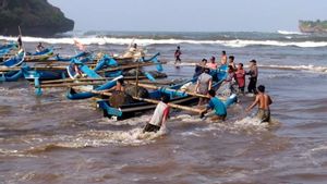 Peringatan Gelombang Tinggi di Pantai Selatan Jawa, Nelayan Gunung Kidul Diminta Tidak Melaut