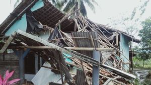 Rumah Rusak Berat Tertimpa Pohon Petai, Satu Keluarga di Sukabumi Mengungsi