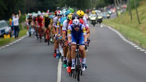 Unggul Tipis di Garis Finis, Jonathan Milan Menangi Etape Kedelapan Tour de France