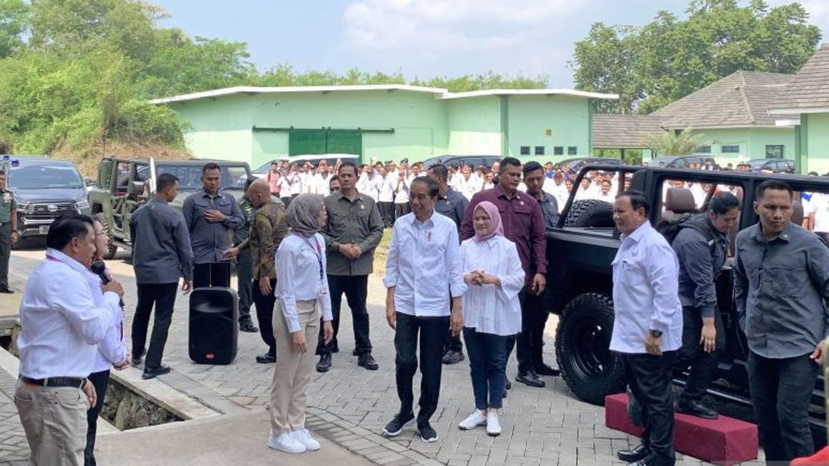 PrabowoはJokowiをMaung戦術車両に乗せてPT Pindad弾薬生産施設を訪問