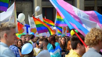 Le Référendum Se Tient, La Majorité Des Citoyens Suisses Votent Pour Légaliser Le Mariage Homosexuel Et L’adoption D’enfants
