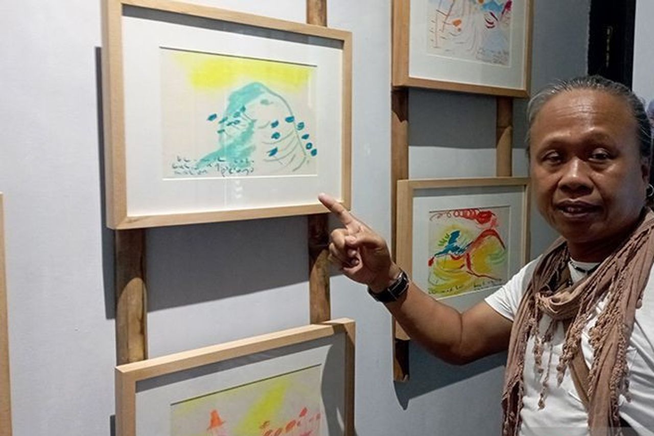 プルバリンガで展示されているクロオール・ワルディヨノの絵画の数十