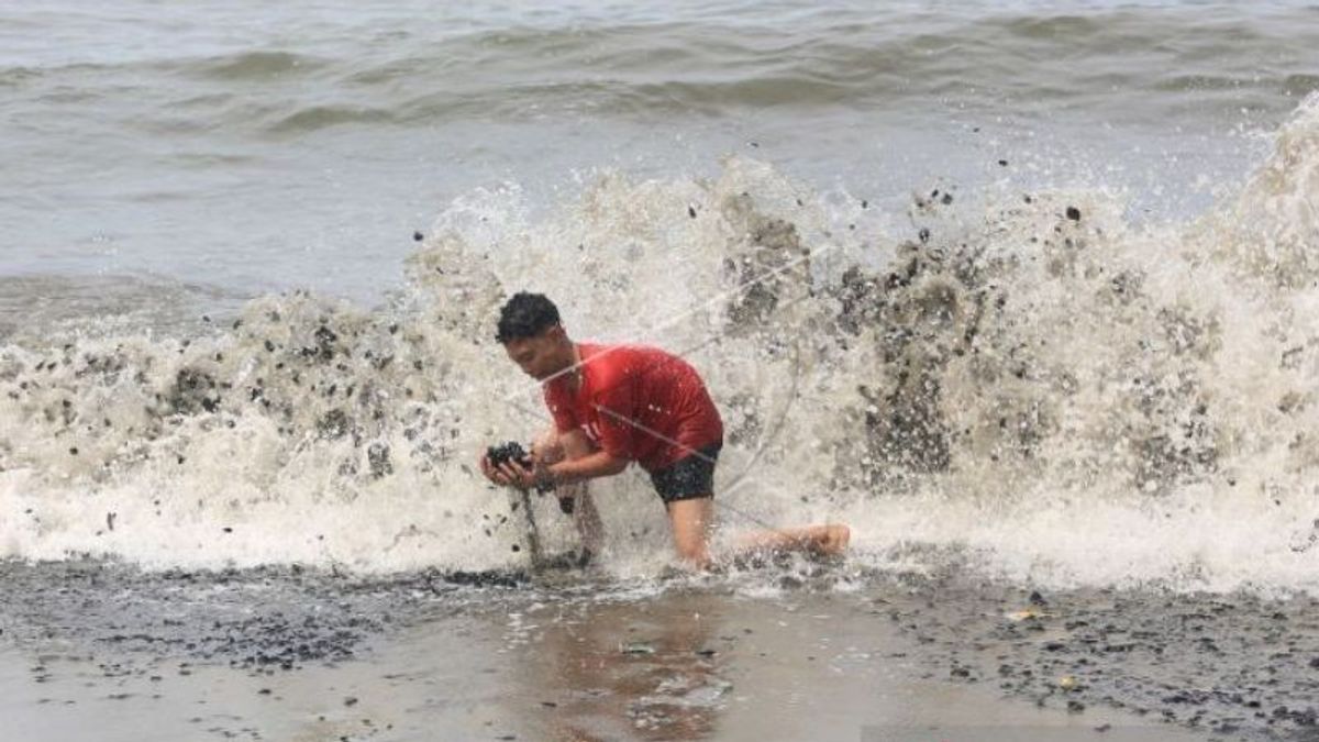 DLHK声称居民在西亚齐海滩清洁煤炭时每袋获得50，000印尼盾