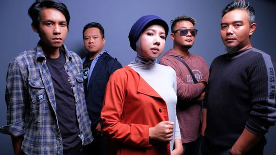 Mikhaila Ajak Pendengar Bangkit dari Rasa Takut Melalui EP <i>Crash N Burn</i>