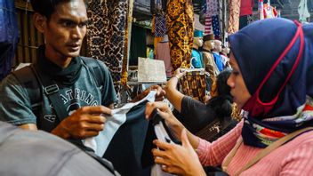 TNI Soldiers Hand Down To Discipline Citizens