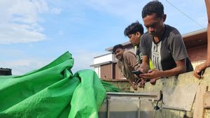 Truk Solar Ilegal Tabrak Mobil dan Pagar Warga Saat Dikejar Polisi di Situbondo