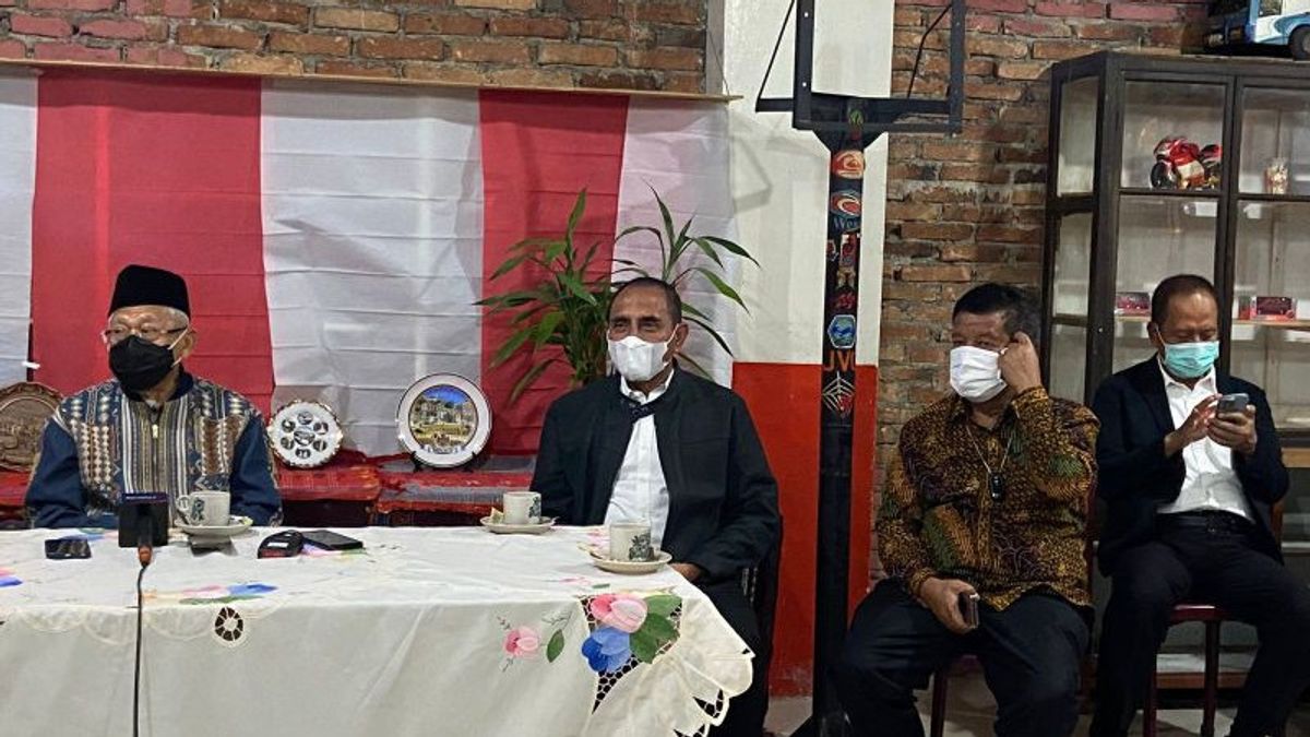 Accompagné Du Gouverneur Du Nord De Sumatra, Edy, Le Vice-président Ma’ruf Amin Déguste Un Café Local à Simalungun