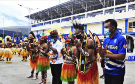 Kontingen Pertama PON Tiba di Bandara Sentani, Disambut Spesial dengan Tarian Khas Papua