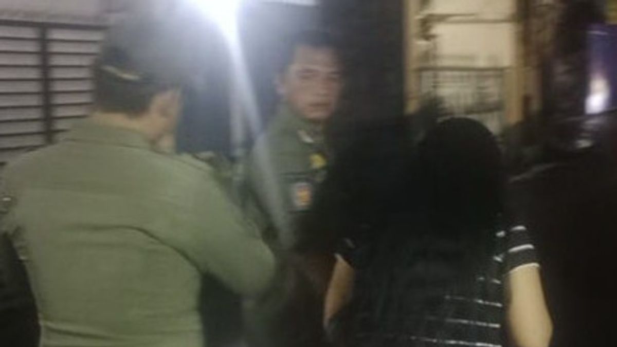 Tidak Kuat Lari, PSK Tua di Tembok Bolong Cipinang Terjaring Satpol PP