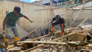 Prajurit Yonif 115 Bersihkan Lumpur Banjir di Kantor MPD Aceh Tamiang