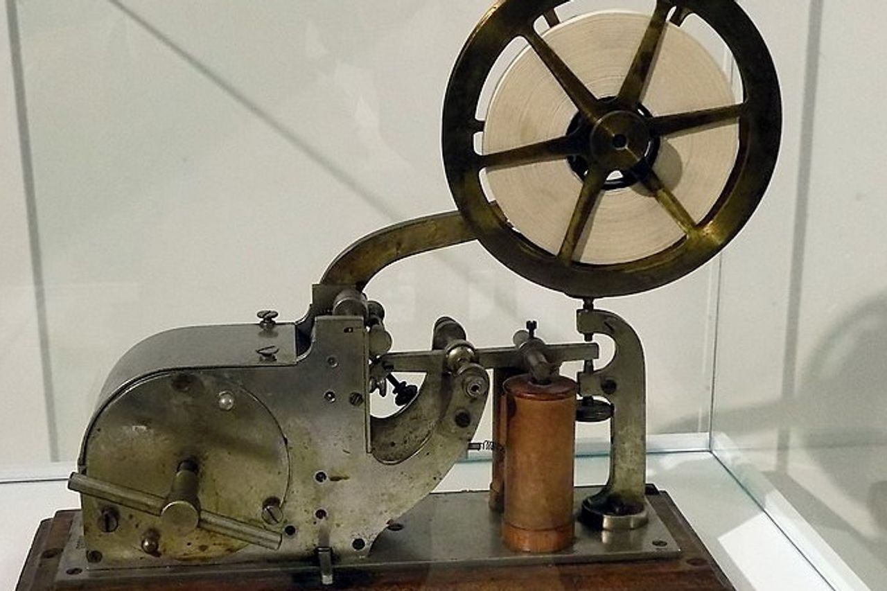 Radio pada awalnya digunakan oleh para pelaut untuk mengirimkan pesan telegram menggunakan kode mors