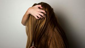 Tanda Kerontokan Rambut Tidak Normal dan Faktor yang Mempengaruhinya