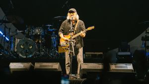   Iwan Fals hingga Rossa Satukan Energi Surabaya di Ultraverse Festival 2026: Masa Depan Konser Real-Time!