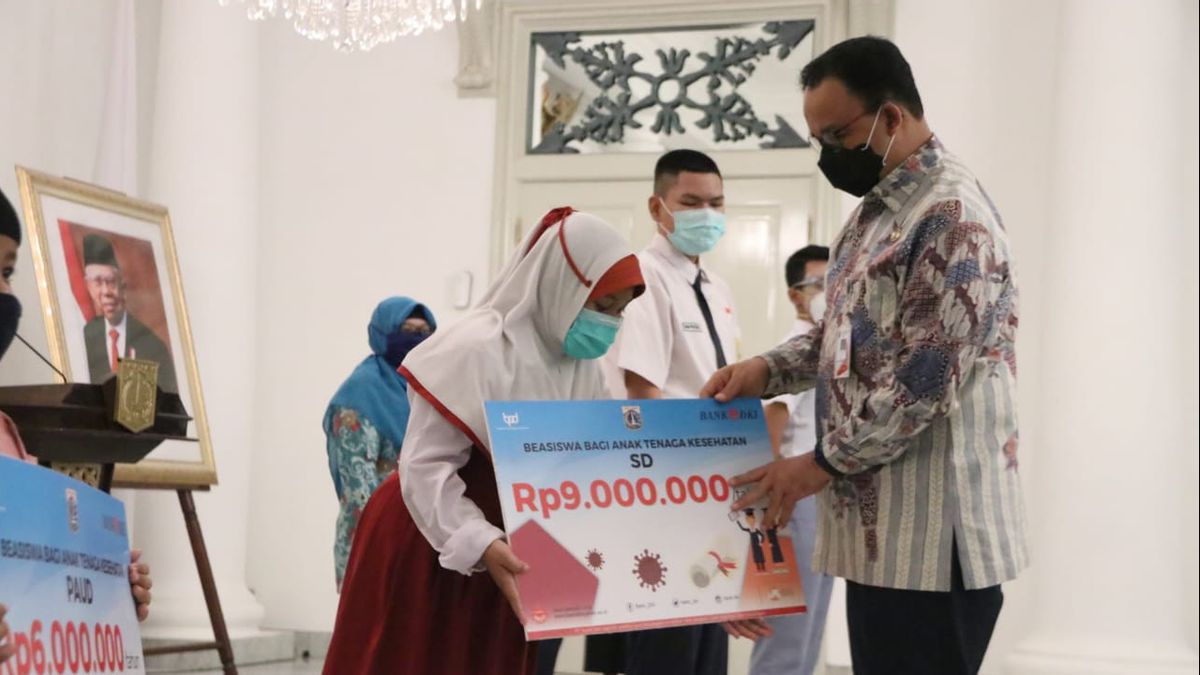 Anies Gives Scholarships For 12 Children Of Medical Workers To Manage COVID-19 Who Died