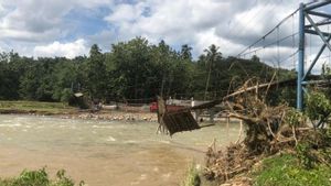 Banjir di OKU Sebabkan Jembatan Gantung Desa Pengaringan Rusak Berat