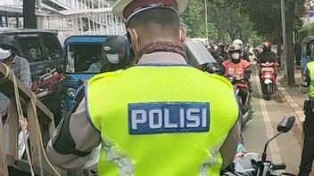 警察のふりをしている2人の薬物再犯者が、営業所のベイプストアで行動
