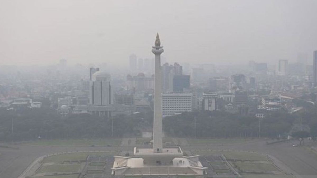 今天,雅加达的空气不健康,居民在外出活动时建议戴口罩