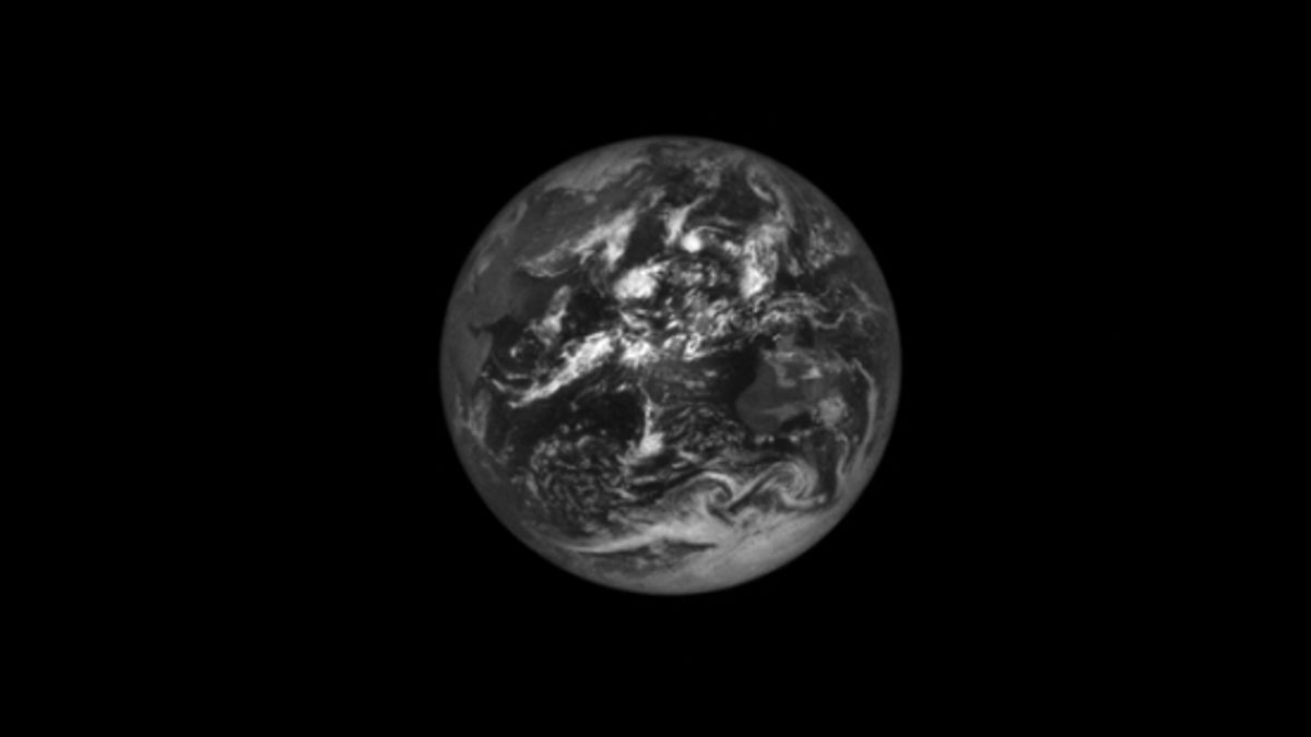 Lucy Tangkap Gambar Bumi dan Bulan Dalam Kegelapan Saat Menuju Asteroid Trojan