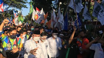 Eks Kapolda Jatim Machfud Arifin Jalan Kaki ke KPU Daftar Cawalkot Surabaya