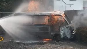 Car Carry Carrier Of Pertamax Fuel Burns Fire In Jatinegara