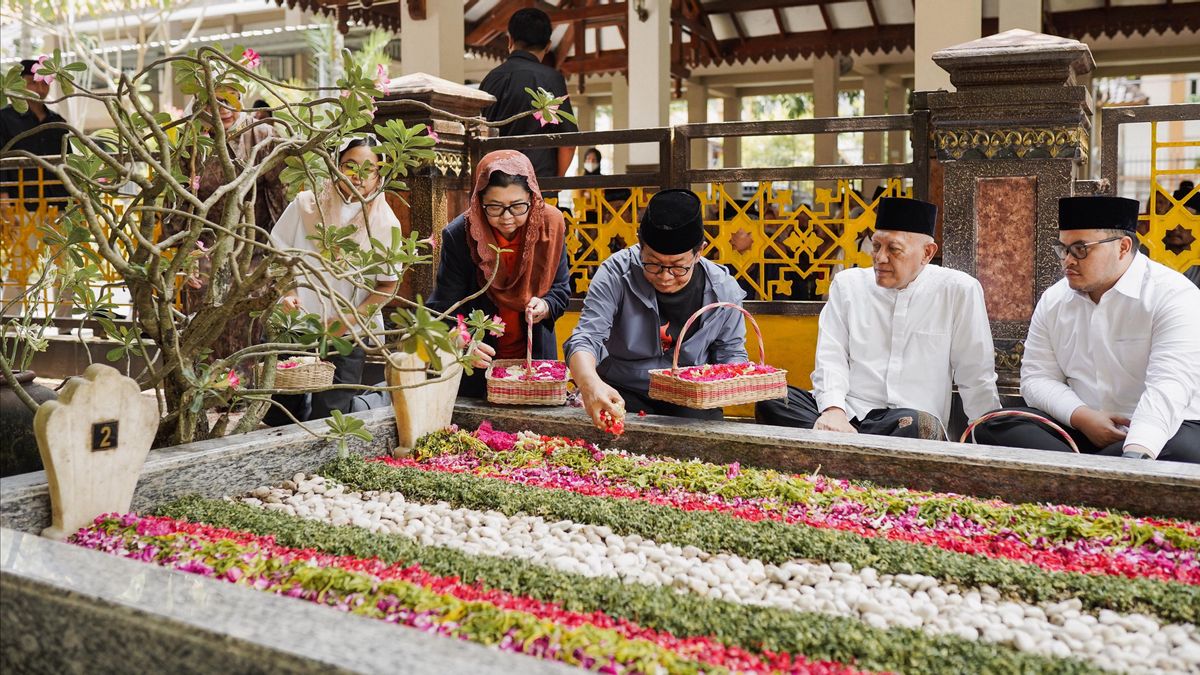 Libur Kampanye, Pramono Ziarah ke Makam Ayah-Ibu Hingga Gus Dur