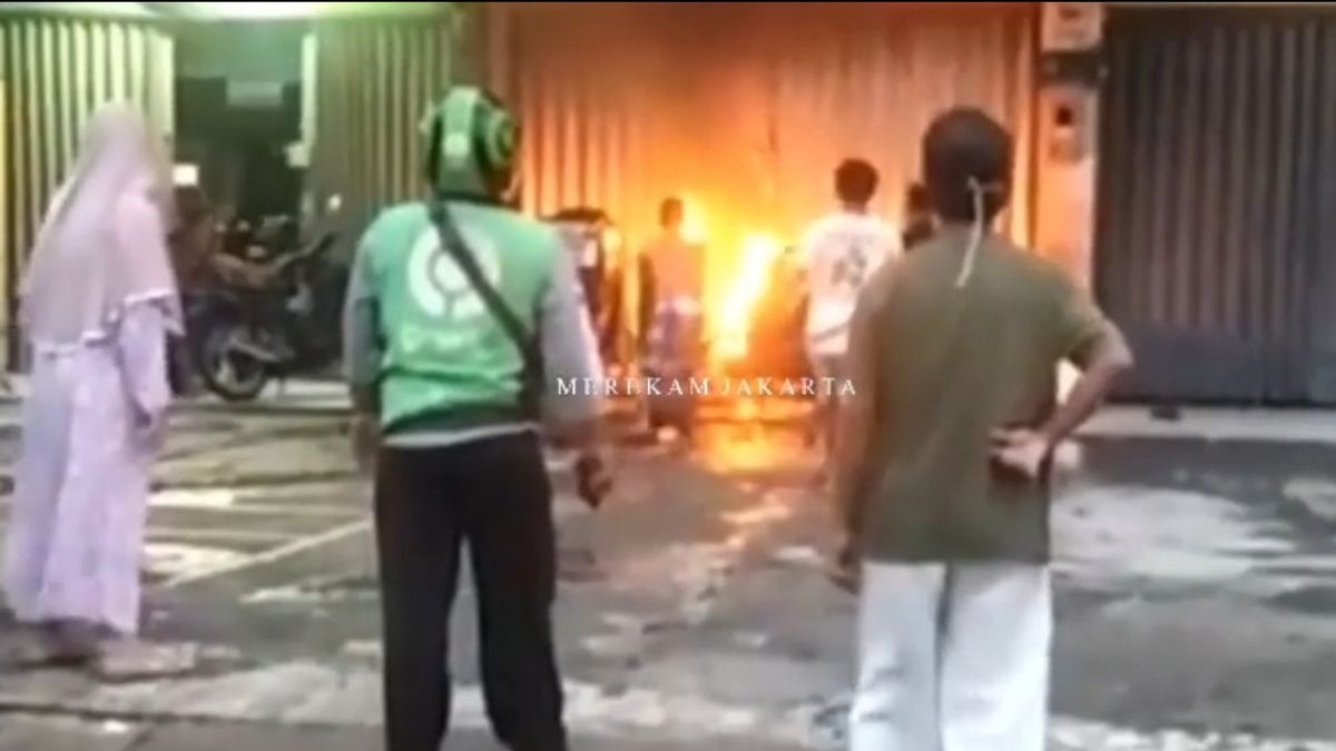 ODGJ في Rawamangun العدوانية، بعد حرق السيارات يريد حرق المنزل، والسكان مستاء ثم ربط الجاني مع حبل