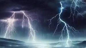 Cuaca Ekstrem: Waspadai Hujan Petir, Cuaca Panas Ekstrem, dan Gelombang Laut 4 Meter Hari Ini