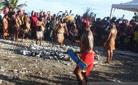 Melestarikan Budaya Leluhur di Atraksi Injak Batu Panas Apen Bayeren Milik Suku Biak Papua