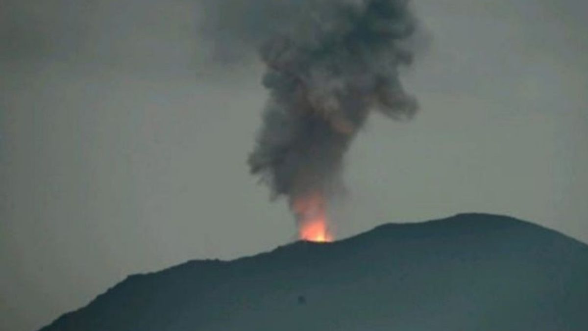 Lewotobi masculin éruption en éruption d’un volcanique et d’une cendres jusqu’à 1 km de haut