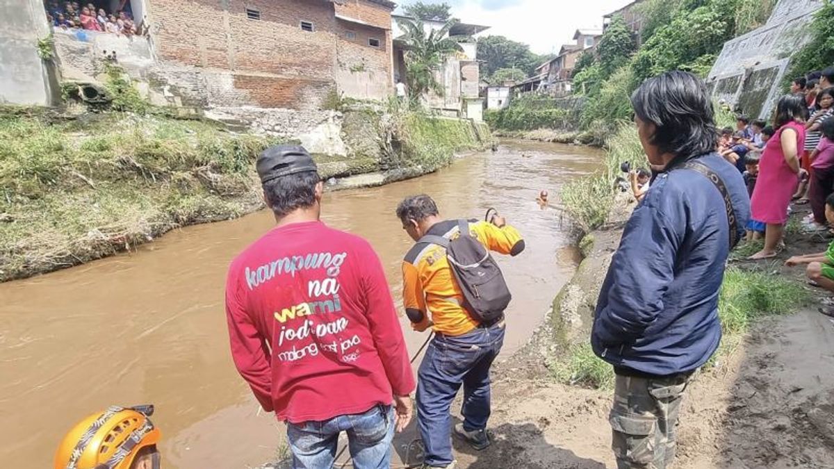 4日間の捜索、ブランタス川マランに漂流していた幼児カートコバーンが死んでいるのが発見された