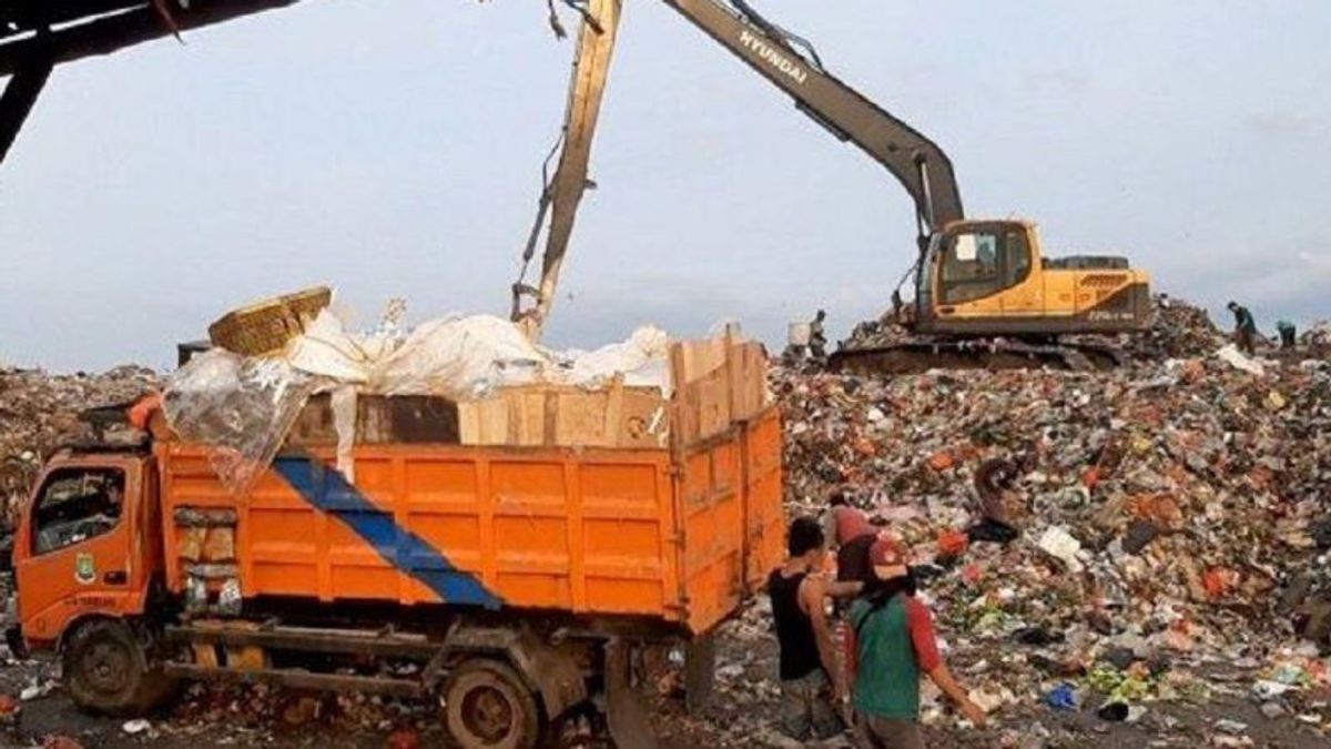 垃圾填埋场拉瓦猫Tangerang在火灾后恢复正常,只有垃圾填埋路径被区分开来