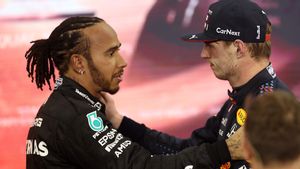 Terima Kekalahan dari Verstappen dengan Lapang Dada, Hamilton: Selamat untuk Max dan Timnya