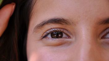 لماذا الجلد حول العيون التجاعيد؟ تعرف على الأسباب وكيفية حلها