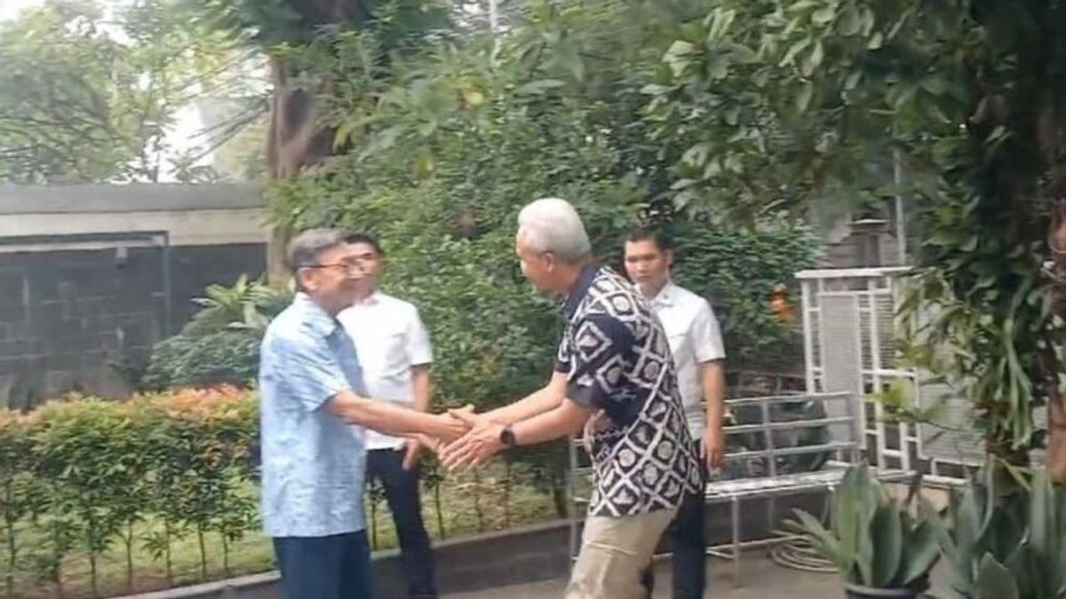 Ganjar Visits Boediono's Residence