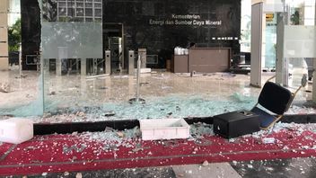 ESDM省庁舎が大規模な怒りの標的になり、9台の電動ガラス車が壊れた
