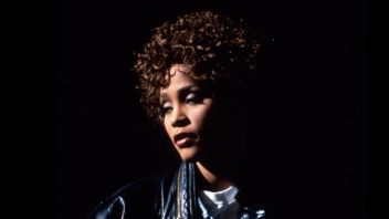 Whitney Houston Kembali Ditampilkan di Atas Panggung lewat Bantuan AI