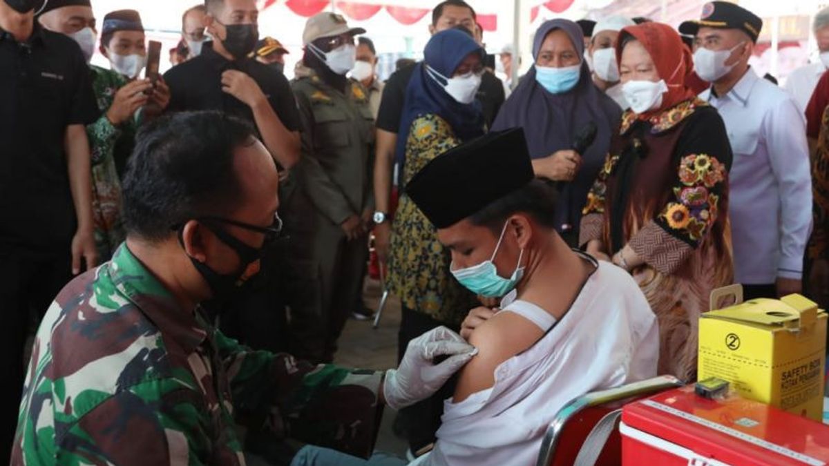 الحصول على مهام من Jokowi، وزير الاجتماع ريسما مراجعة تسريع التطعيم COVID-19 في بانغكالان، مادورا