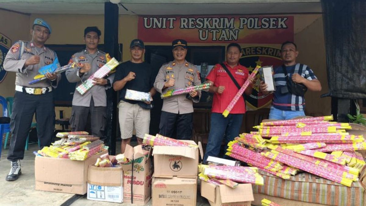 Hundreds Of Firecrackers Sold By Traders In The Old Market Of Utan NTB Confiscated By The Police