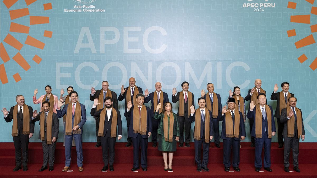 Japanese PM Ishiba Did Not Take Part In The Photo Session With APEC Because He Was Stuck In Traffic After Pilgrimage To Alberto Fujimori's Grave