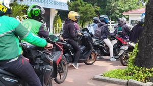 Imbas Demo, Ratusan Pemotor Kuasai Trotoar Jalan di Medan Merdeka Utara