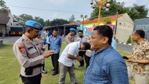 One Of The Prevention Of The Surakarta Police, Check The Cellphone Of Its Members From Judol